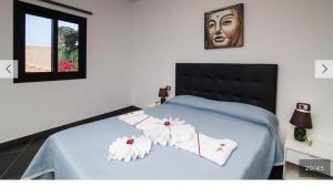 Un dormitorio con una cama con dos almohadas encima. en Paraiso villas, en Playa Paraiso 85 fotos más