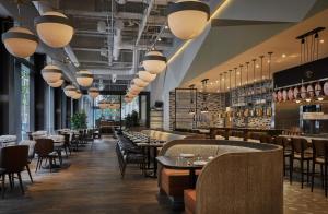 um restaurante com mesas, cadeiras e luzes em Four Seasons Hotel Philadelphia at Comcast Center em Filadélfia