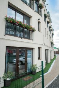 un edificio blanco con flores en los balcones en Gorgeous Villa en Cluj-Napoca