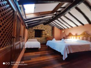 Ένα ή περισσότερα κρεβάτια σε δωμάτιο στο Posada de Candelario +144 φωτογραφίες