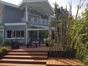 Villa Gayac في جرادينيا: منزل به سطح خشبي مع فناء
