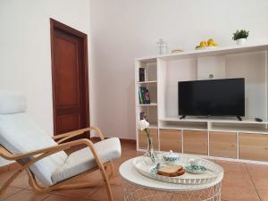 un soggiorno con TV, sedia e tavolo di La Bonanza a Timijiraque
