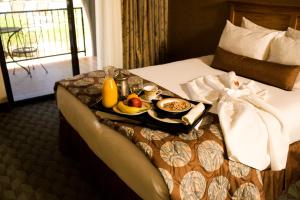 ein Tablett mit Essen auf einem Bett in einem Hotelzimmer in der Unterkunft Borrego Springs Resort and Spa in Borrego Springs