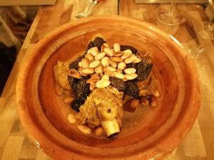 un plato de comida con nueces en una mesa en Riad Tchina en Marrakech