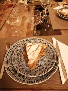 un morceau de gâteau sur une assiette sur une table dans l'établissement Riad Tchina, à Marrakech