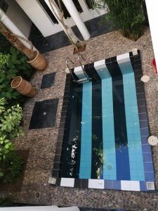 uma piscina com azulejos pretos e azuis em Riad Tchina em Marraquexe