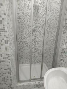 y baño con ducha con lavabo y aseo. en Hotel Luna Rossa, en Nápoles