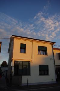un edificio blanco con ventanas laterales en B&B dai Carari en Mira