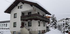 un grande edificio con neve sul tetto di Haus Hell a Mayrhofen