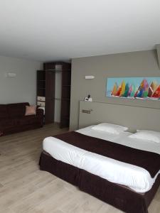Postel nebo postele na pokoji v ubytování Logis Auberge Saint Simond
