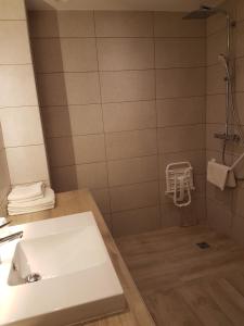 Koupelna v ubytování Logis Auberge Saint Simond