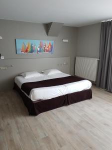 Postel nebo postele na pokoji v ubytování Logis Auberge Saint Simond