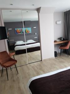 Postel nebo postele na pokoji v ubytování Logis Auberge Saint Simond