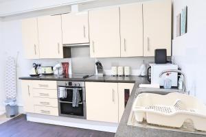 A kitchen or kitchenette at Whitburn Guest House About 7 mins Walk To The City Free Internet TV