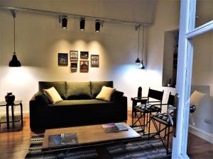 sala de estar con sofá y mesa en Stylish duplex in Caseros Boulevard - San Telmo en Buenos Aires
