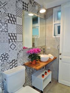 y baño con aseo blanco y lavamanos. en Stylish duplex in Caseros Boulevard - San Telmo en Buenos Aires