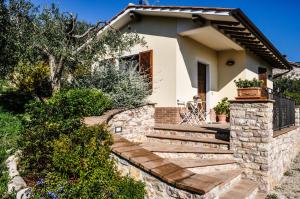 a home with a stone staircase leading to a house at Bilocale in campagna - Assisi in Assisi