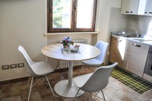 a kitchen with a table and chairs in a kitchen at Bilocale in campagna - Assisi in Assisi