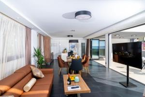 Televízia a/alebo spoločenská miestnosť v ubytovaní VIPo Prestige Apartments