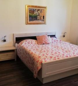 een slaapkamer met een bed en een foto aan de muur bij Ferienwohnung Sophia in Inzing