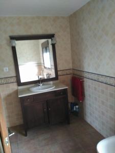 een badkamer met een wastafel en een spiegel bij El olivar de Concha, Caminito del Rey in Alora