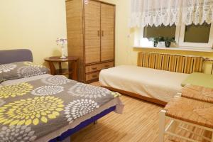 Sławatycze的住宿－NOCLEGI JOLISŁAWA，一间卧室设有两张床、一个橱柜和一个窗口。