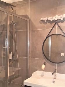 Ένα μπάνιο στο Guest house " Gîte L'ATELIER DU 6"- calme - jardin