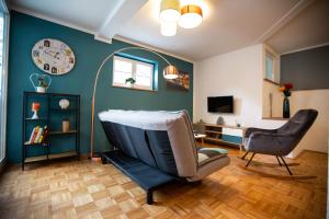 ein Wohnzimmer mit einem Stuhl und einem Spiegel in der Unterkunft Apartment Ilaria in Tuttlingen