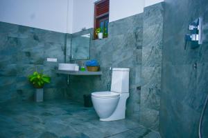 希卡杜瓦的住宿－Onera Villa，一间带卫生间和石墙的浴室