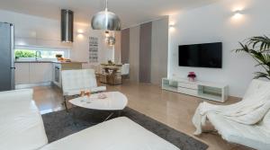 Kuchyň nebo kuchyňský kout v ubytování Villa Viviana Fažana Valbandon Heated pool
