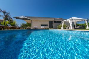 Bazén v ubytování Villa Viviana Fažana Valbandon Heated pool nebo v jeho okolí