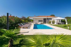 Bazén v ubytování Villa Viviana Fažana Valbandon Heated pool nebo v jeho okolí