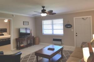 Televisyen dan/atau pusat hiburan di 3220 NE 15th st. Unit 2