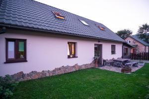 una casa blanca con techo negro y patio en Kwatery u Anety, en Ustrzyki Górne