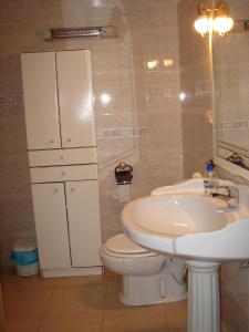 Un baño con lavabo blanco y inodoro. en Casa Gazquez, en Santo Tomé