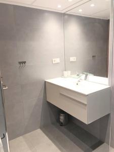 Koupelna v ubytování Seafront Dream Apartment + 37 fotografií