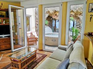 sala de estar con sofá y mesa de cristal en Ancon Beach House, en El Rincón