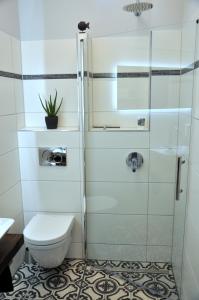 een badkamer met een toilet en een glazen douche bij Maison Elise & Philipp in Wiesbaden