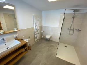 Koupelna v ubytování Alpenperle + 29 fotografií