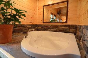 - dużą białą wannę w łazience z lustrem w obiekcie #820 Honeymoon Hideaway w mieście Gatlinburg