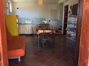 - une cuisine avec une table et des chaises dans la chambre dans l'établissement Villa Bea, à Chia