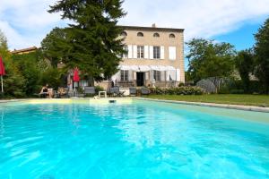 uma grande piscina em frente a uma casa em Villa Rhôna em Andancette