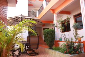 a courtyard of a house with a table and chairs at Hotel Doña Juana in Tlacotalpan