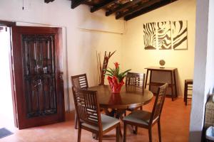 a dining room with a wooden table and chairs at Hotel Doña Juana in Tlacotalpan