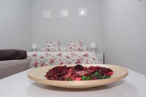 talerz jedzenia na stole w salonie w obiekcie Nice and New Studio very close to the city center 2ºA w Maladze +14 zdjęć