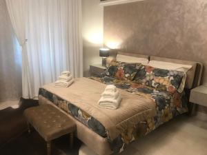 een slaapkamer met een bed met handdoeken erop bij via roma 12 VERONA in Verona