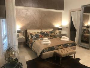 een slaapkamer met een bed met twee handdoeken erop bij via roma 12 VERONA in Verona