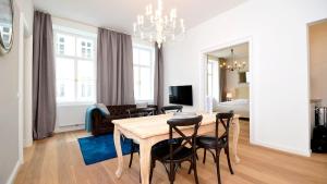 salon ze stołem jadalnym i krzesłami w obiekcie Vienna Residence, Naschmarkt - Museumsquartier w Wiedniu