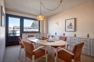 شقق أندريس هوفر الفندقية بخدمة ذاتية في كوفشتاين: غرفة طعام مع طاولة وكراسي