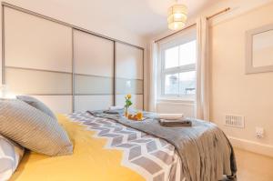 Un dormitorio con una cama grande y una ventana en Radford Place - Central Exeter - Patio & Garden - Beach - Chiefs - Uni -WiFi en Exeter